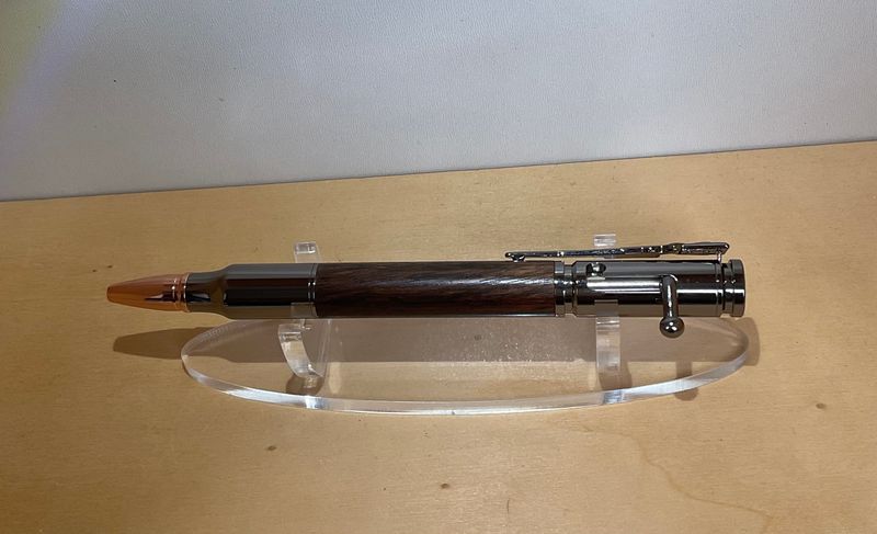 BOLT ACTION houten balpen, handmade, gedraaid op de houtdraaibank in België, Gun Metal penkit van Penn State Industries, afgewerkt met Afrikaanse Notelaar .