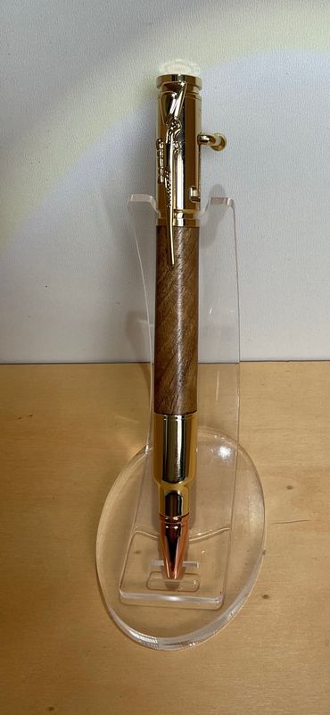 BOLT ACTION houten balpen, handmade, gedraaid op de houtdraaibank in België, Goud penkit van Penn State Industries, afgewerkt met Europese Notelaar.