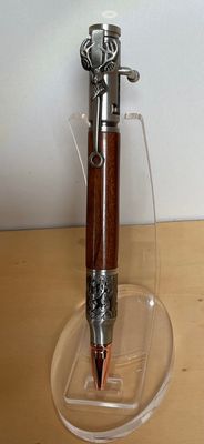 BOLT ACTION DEER HUNTER houten balpen, handmade, gedraaid op de houtdraaibank in België, Antique Pewter penkit van Penn State Industries, afgewerkt met Xylia.