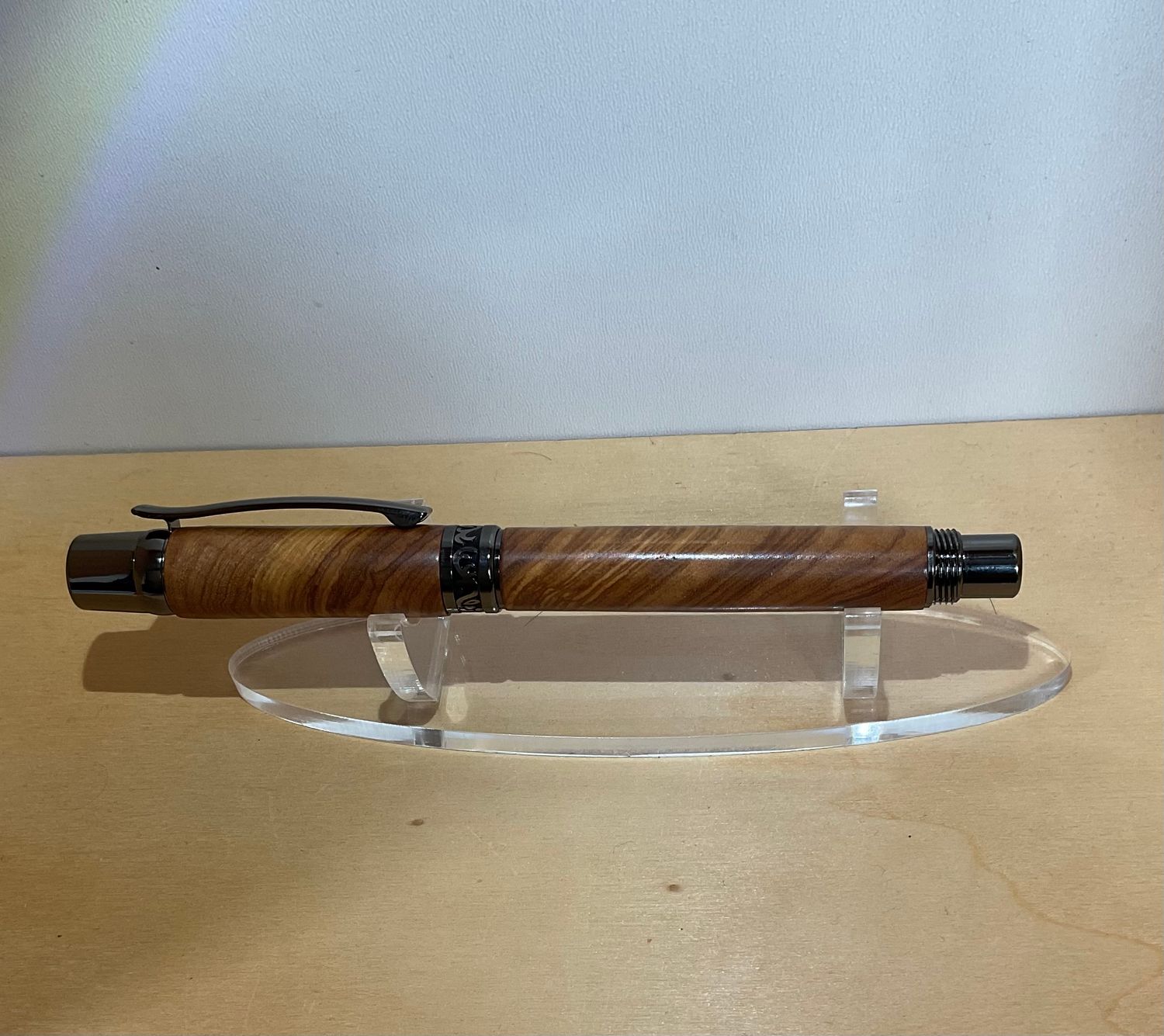 DESPINA vulpen, Gun Metal penkit, afgewerkt met Golden Sunset Wood, handmade in België, handgedraaid op de houtdraaibank