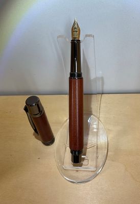 DESPINA vulpen, Gun Metal penkit, afgewerkt met Pruimenhout, handmade in België, handgedraaid op de houtdraaibank