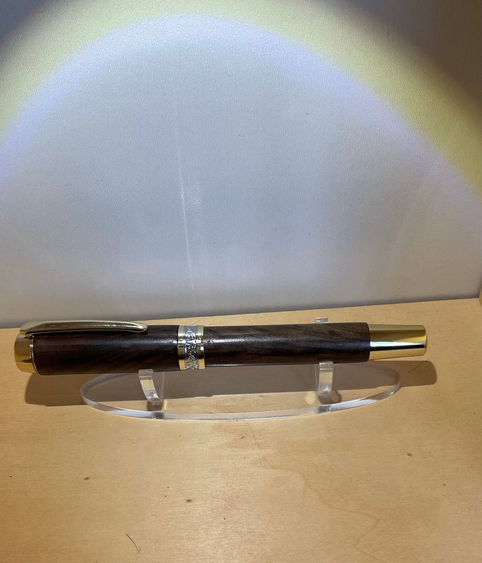 &#39;Large Gentlemen&#39;  houten vulpen, handmade in België , handgedraaid op de houtdraaibank, ‘Goud’ penkit, afgewerkt met Turkisch Walnut.