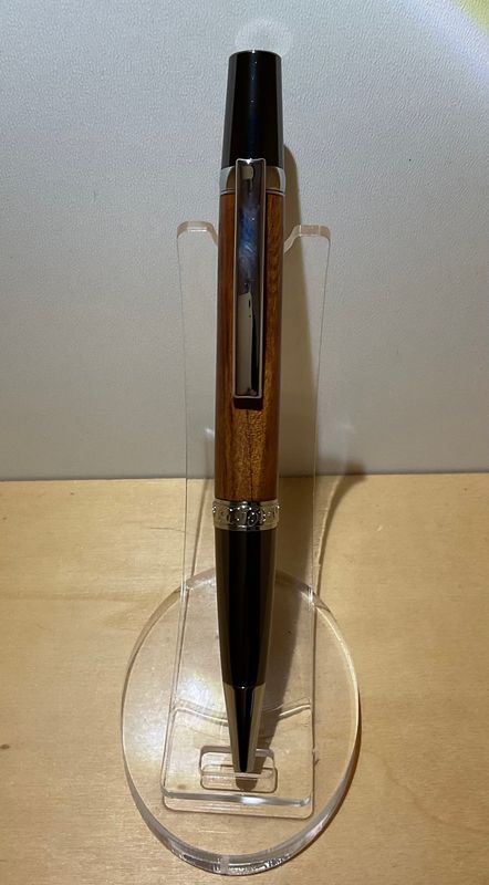 Elegant Serra, houten balpen. Handmade in België, handgedraaid op de houtdraaibank, penkit (Chroom  met Gun Metal) afgewerkt met Xylia hardhout.