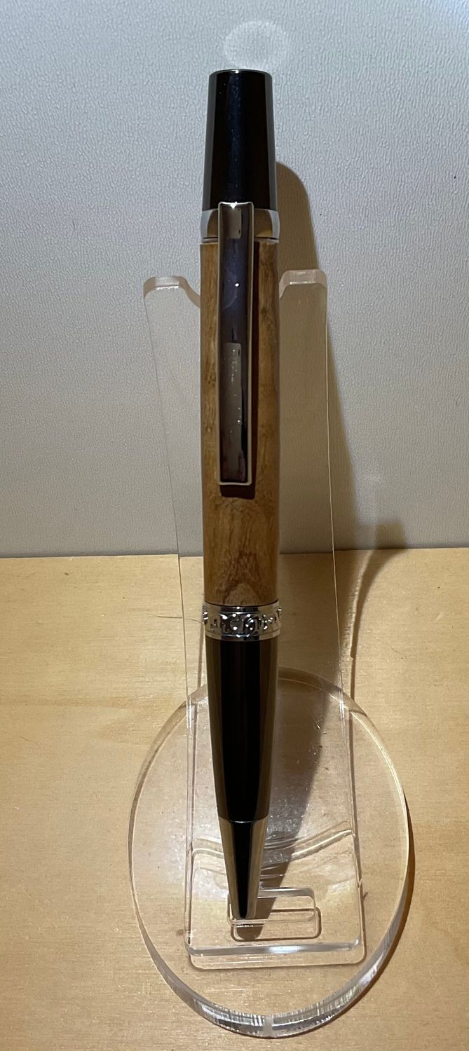 Elegant Serra, houten balpen. Handmade in België, handgedraaid op de houtdraaibank, penkit (Chroom  met Gun Metal) afgewerkt met Olijfhout.
