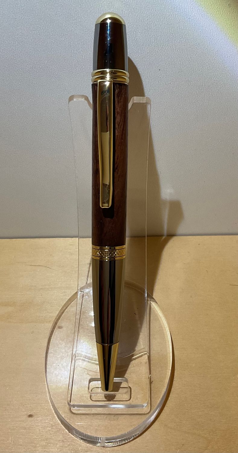Serra twistpen , houten balpen. Handmade in België, handgedraaid op de houtdraaibank, penkit (Goud met Titanium ) afgewerkt met Indische Pallissander.