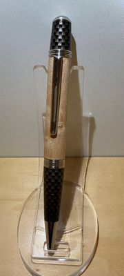 Serra twistpen , houten balpen. Handmade in België, handgedraaid op de houtdraaibank, penkit (Carbon) afgewerkt met Birds Eye hout.