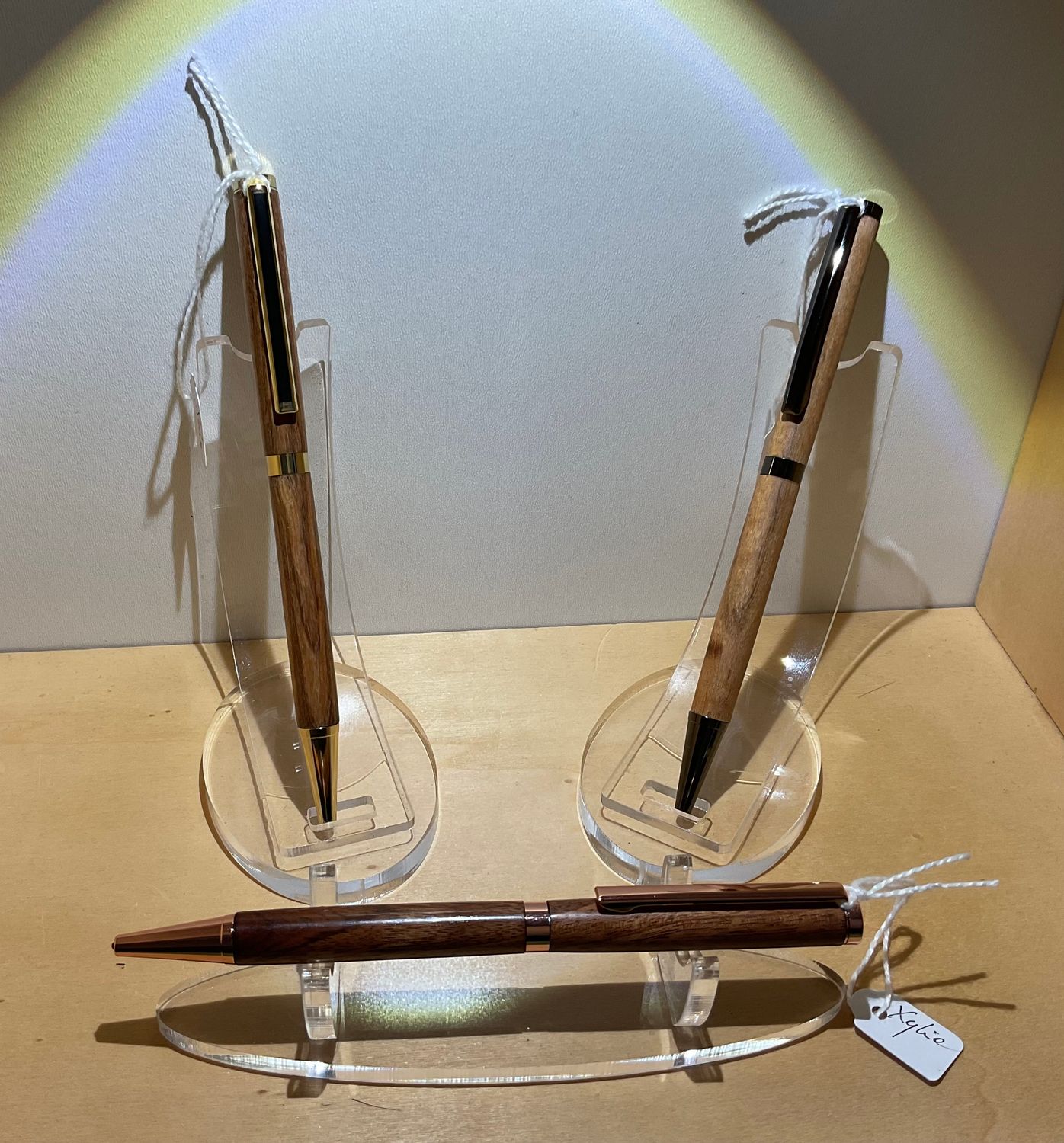 Houten balpen, type Slimline twistpen, handmade in België/Belgium, houtgedraaid op de houtdraaibank uit 'Xylia’. Houten balpen, type Slimline twistpen, handmade in België/Belgium, houtgedraaid op de houtdraaibank uit 'Xylia’.