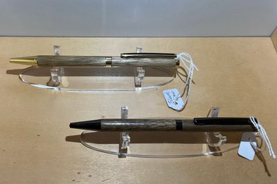 Houten balpen, type Slimline twistpen, handmade in België/Belgium, houtgedraaid op de houtdraaibank uit &#39;Black Lima,.