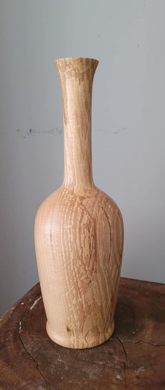 Houten vaas uit Vervuurde Beuk, met een glastube, handmade, handgemaakt in België/Belgium op de houtdraaibank.