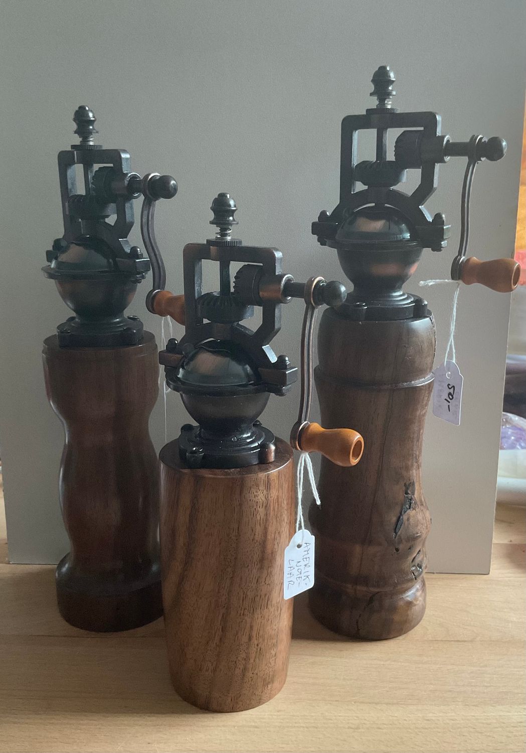Houten pepermolen, steampunk, old-skool molentje,  handmade, handgemaakt in België op de houtdraaibank, houtsoort &#39;Amerikaanse Notelaar’