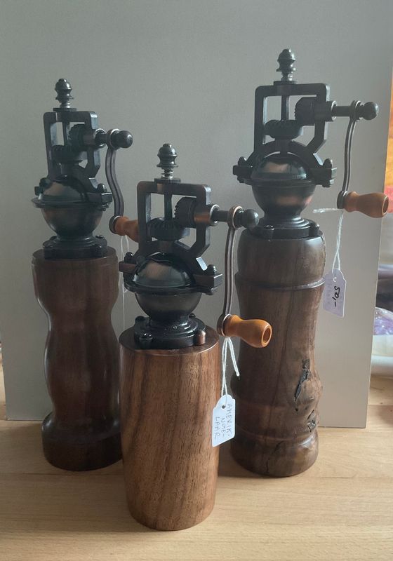 Houten pepermolen, steampunk, old-skool molentje,  handmade, handgemaakt in België op de houtdraaibank, houtsoort &#39;Amerikaanse Notelaar’