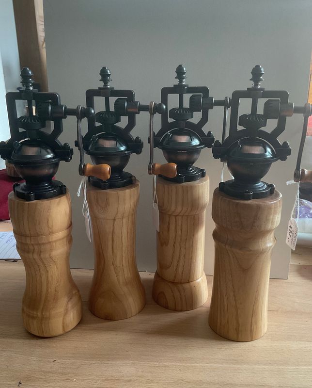 Houten pepermolen, steampunk, old-skool molentje,  handmade, handgemaakt in België op de houtdraaibank, houtsoort &#39;Christusdoorn&#39;