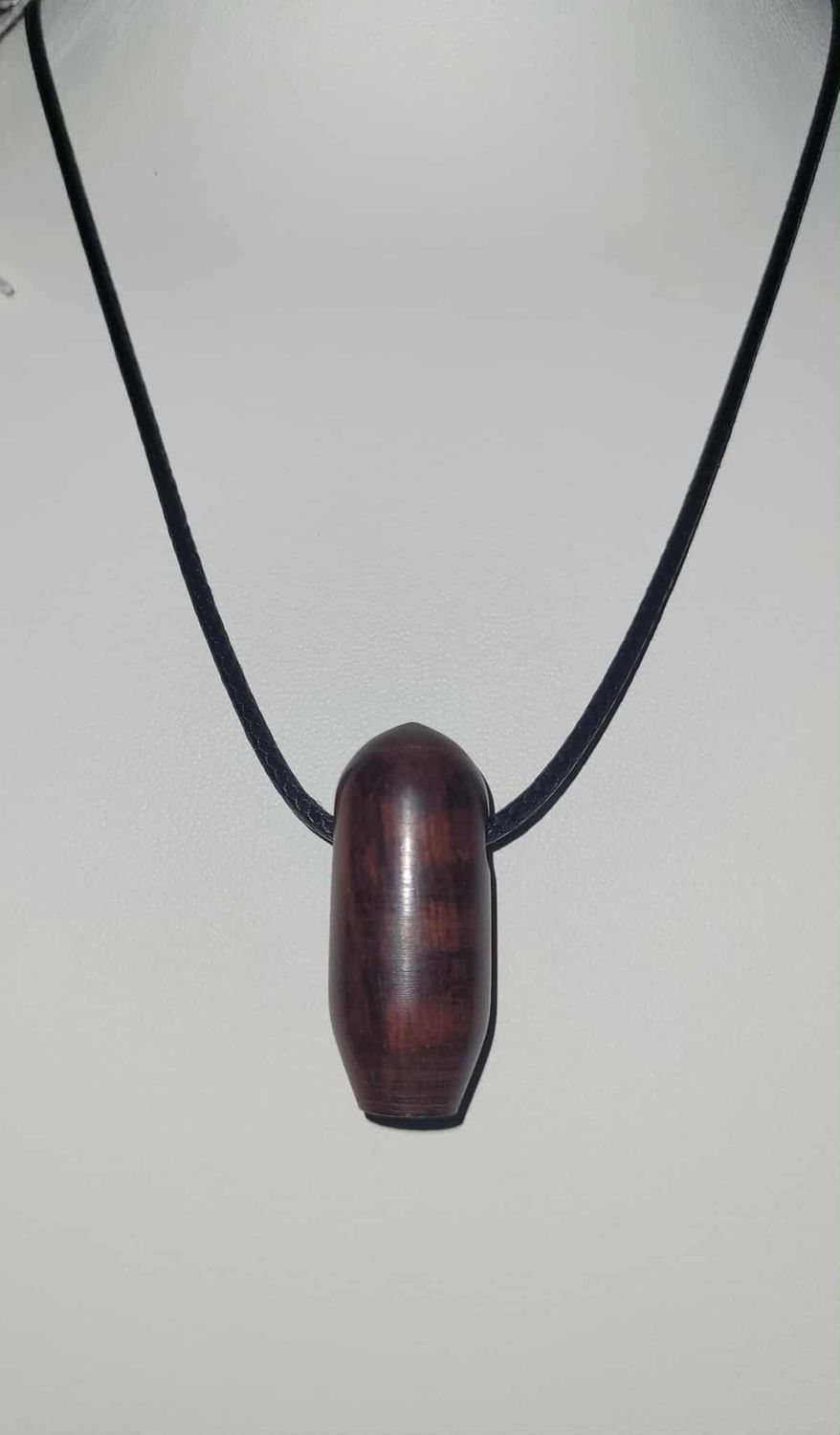 Houten halsketting/hangertje, handmade, handgemaakt in België op de houtdraaibank, houtsoort &#39;Snakewood &#39;, met lederen touwtje