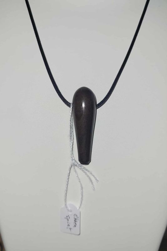 Houten halsketting/hangertje, handmade, handgemaakt in België op de houtdraaibank, houtsoort &#39;Ebbenhout’, met lederen touwtje