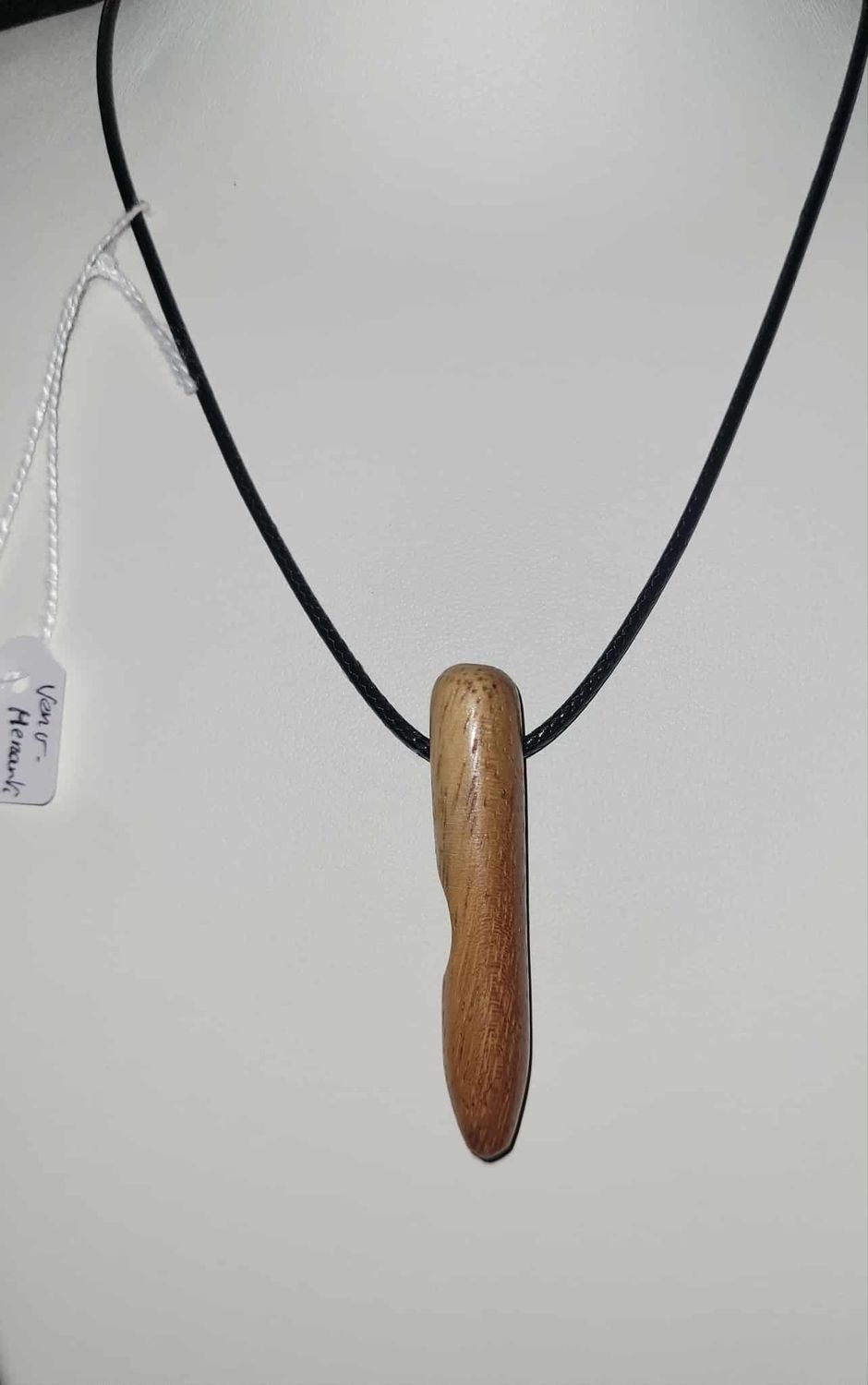 Houten halsketting/hangertje, handmade, handgemaakt in België op de houtdraaibank, houtsoort 'Vervuurde Meranti ', met lederen touwtje Houten halsketting/hangertje, handmade, handgemaakt in België op de houtdraaibank, houtsoort 'Vervuurde Meranti ', met lederen touwtje