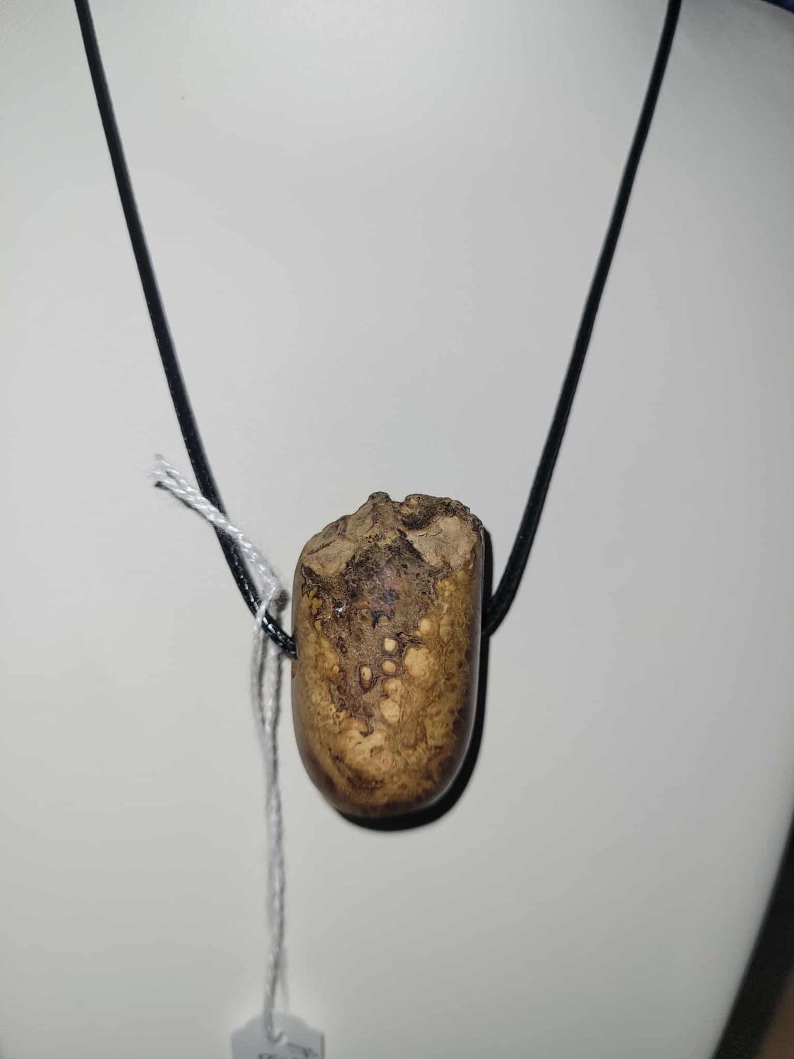 Houten halsketting/hangertje, handmade, handgemaakt in België op de houtdraaibank, houtsoort &#39;Acacia Burl’, met lederen touwtje