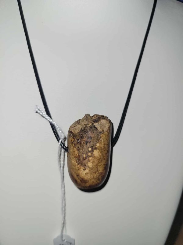 Houten halsketting/hangertje, handmade, handgemaakt in België op de houtdraaibank, houtsoort &#39;Acacia Burl’, met lederen touwtje