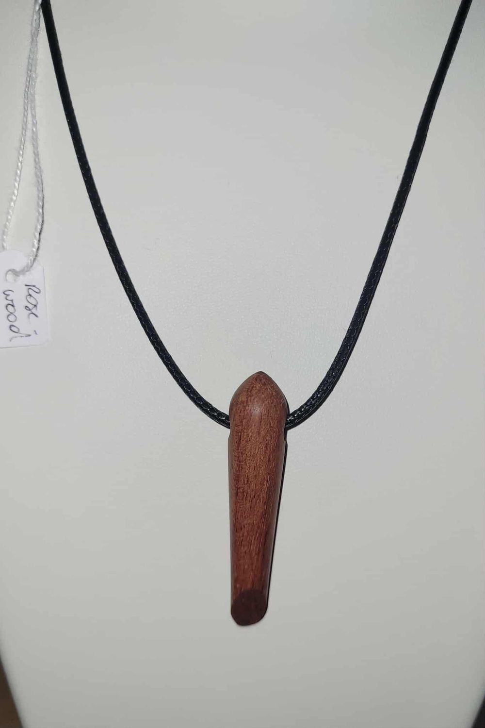 Houten halsketting/hangertje, handmade, handgemaakt in België op de houtdraaibank, houtsoort 'Rosewood’, met lederen touwtje Houten halsketting/hangertje, handmade, handgemaakt in België op de houtdraaibank, houtsoort 'Rosewood’, met lederen touwtje