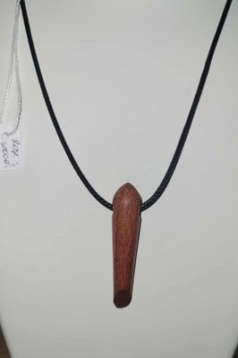 Houten halsketting/hangertje, handmade, handgemaakt in België op de houtdraaibank, houtsoort 'Rosewood’, met lederen touwtje Houten halsketting/hangertje, handmade, handgemaakt in België op de houtdraaibank, houtsoort 'Rosewood’, met lederen touwtje