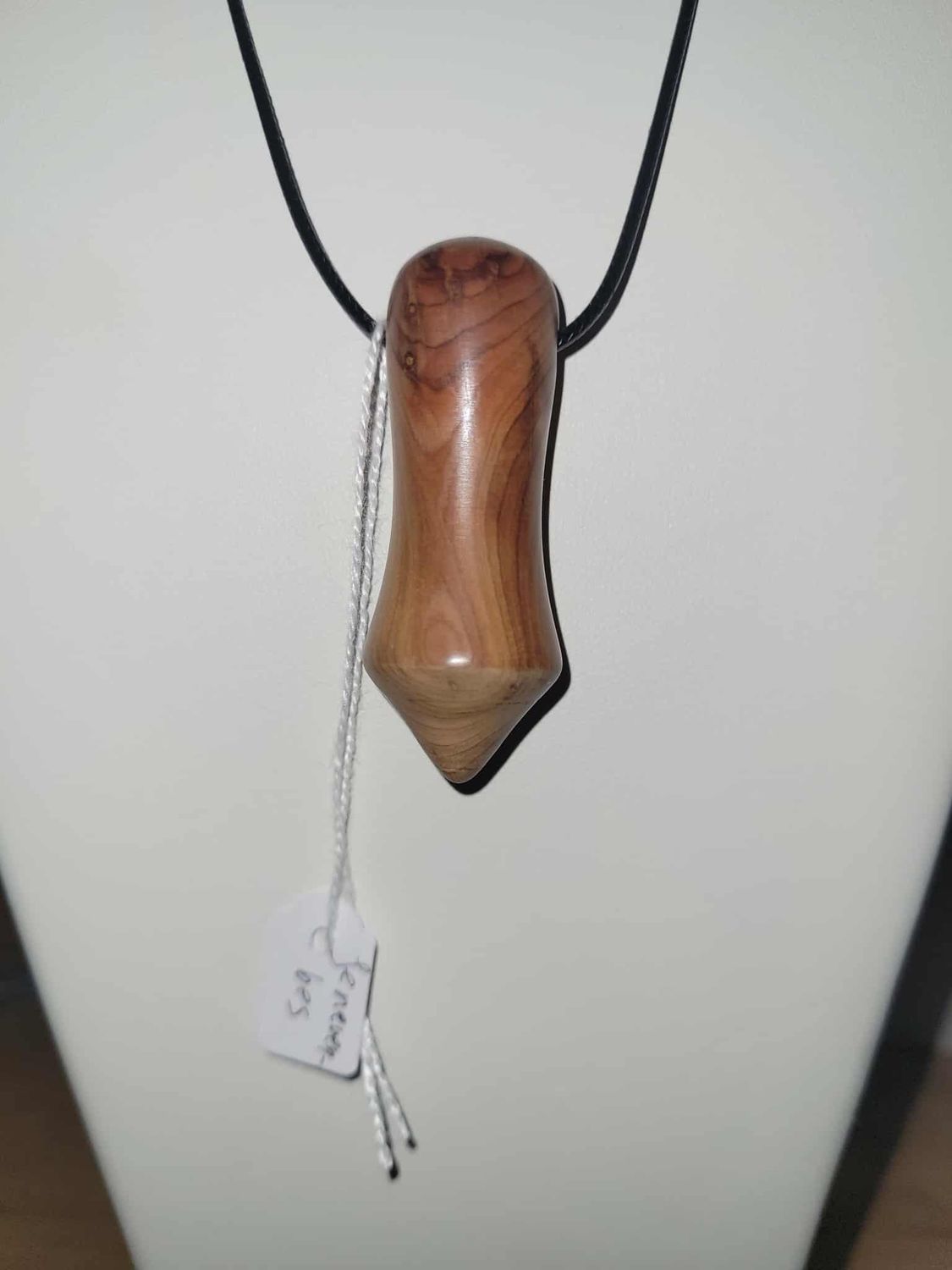 Houten halsketting/hangertje, handmade, handgemaakt in België op de houtdraaibank, houtsoort 'Jeneverbes’, met lederen touwtje Houten halsketting/hangertje, handmade, handgemaakt in België op de houtdraaibank, houtsoort 'Jeneverbes’, met lederen touwtje