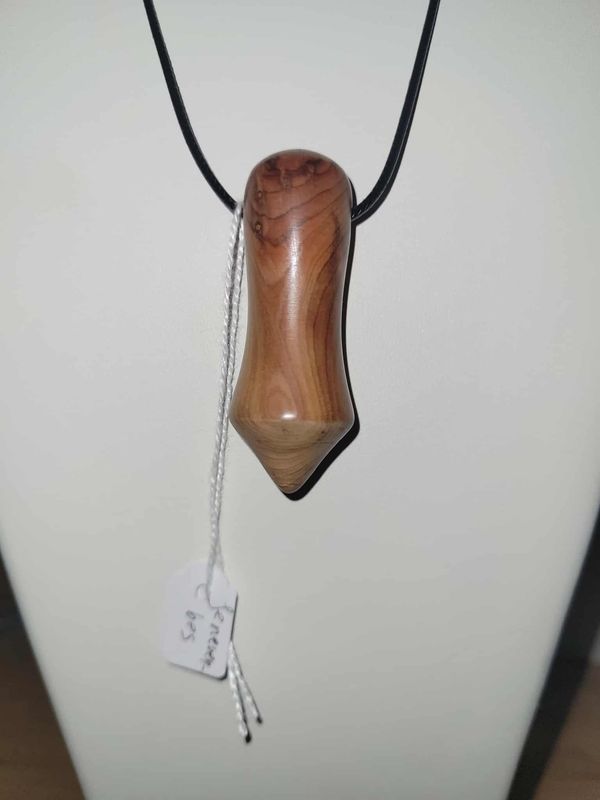 Houten halsketting/hangertje, handmade, handgemaakt in België op de houtdraaibank, houtsoort &#39;Jeneverbes’, met lederen touwtje