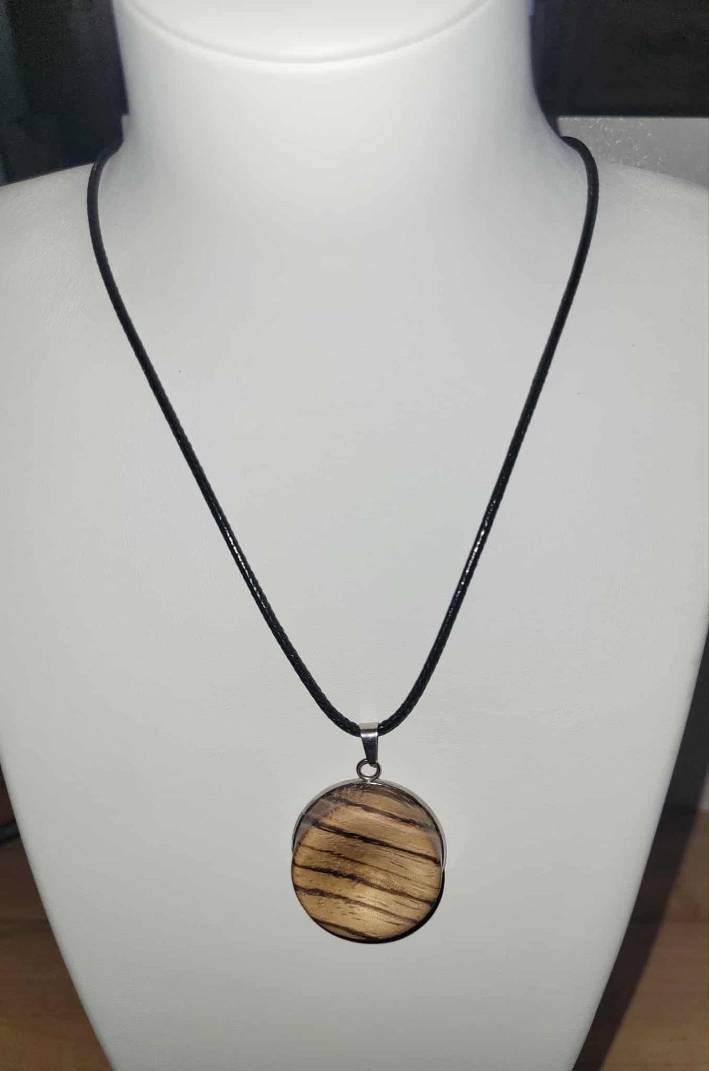 Houten halsketting/hangertje, handmade, handgemaakt in België op de houtdraaibank, houtsoort 'Zebrano’, met lederen touwtje Houten halsketting/hangertje, handmade, handgemaakt in België op de houtdraaibank, houtsoort 'Zebrano’, met lederen touwtje