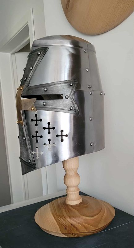 LARP, reënactment, middeleeuwen, standaard voor ridderhelm/kruisvaarder, ‘Europese Esdoorn’. handmade in België, ambachtelijk gedraaid op de houtdraaibank