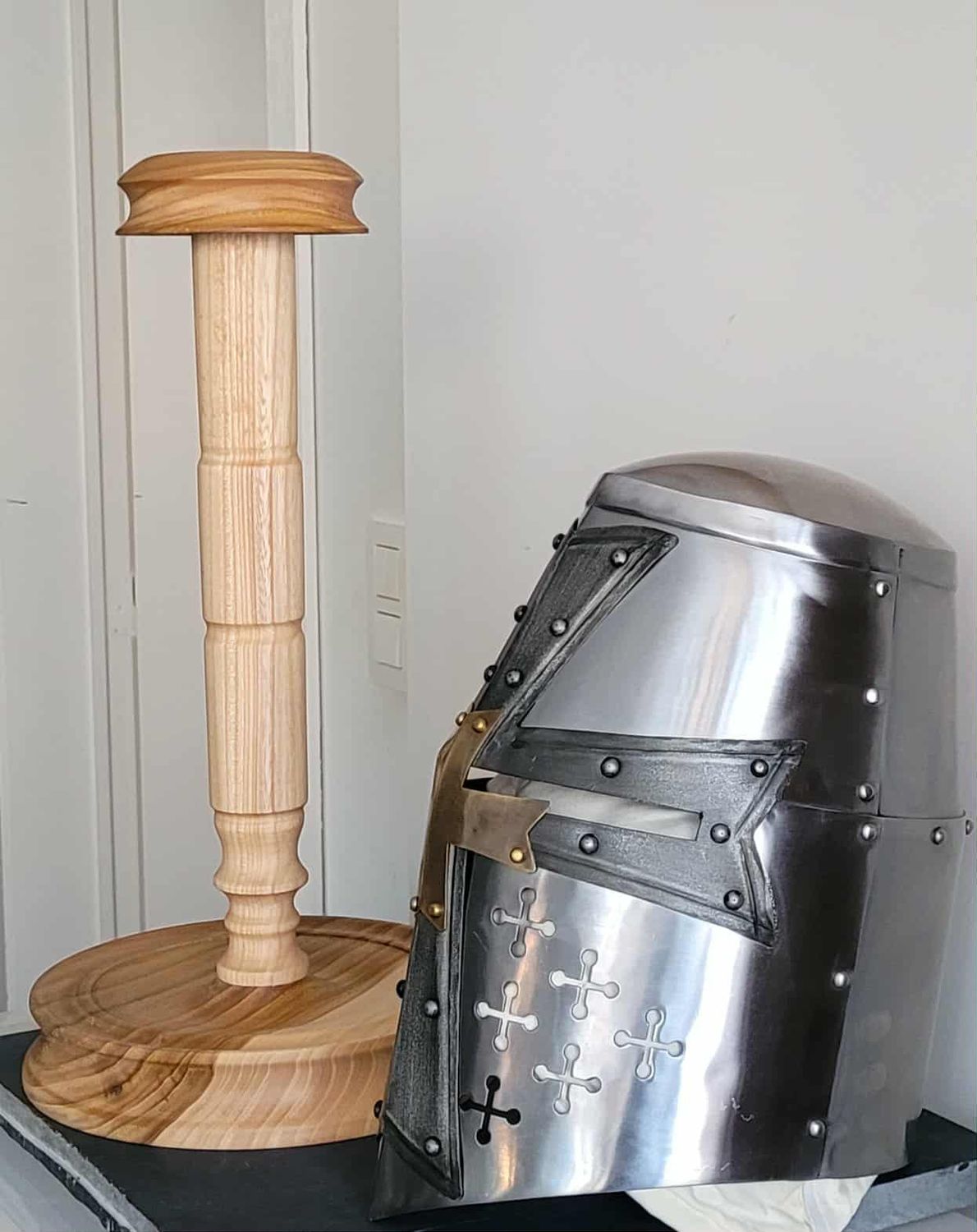 LARP, reënactment, middeleeuwen, standaard voor ridderhelm/kruisvaarder, ‘Europese Esdoorn’. handmade in België, ambachtelijk gedraaid op de houtdraaibank