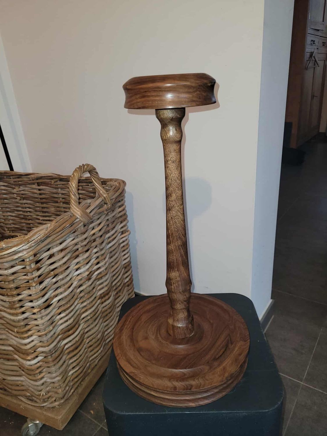 LARP, reënactment, middeleeuwen, standaard voor ridderhelm/kruisvaarder, ‘Notelaar’. handmade in België, ambachtelijk gedraaid op de houtdraaibank