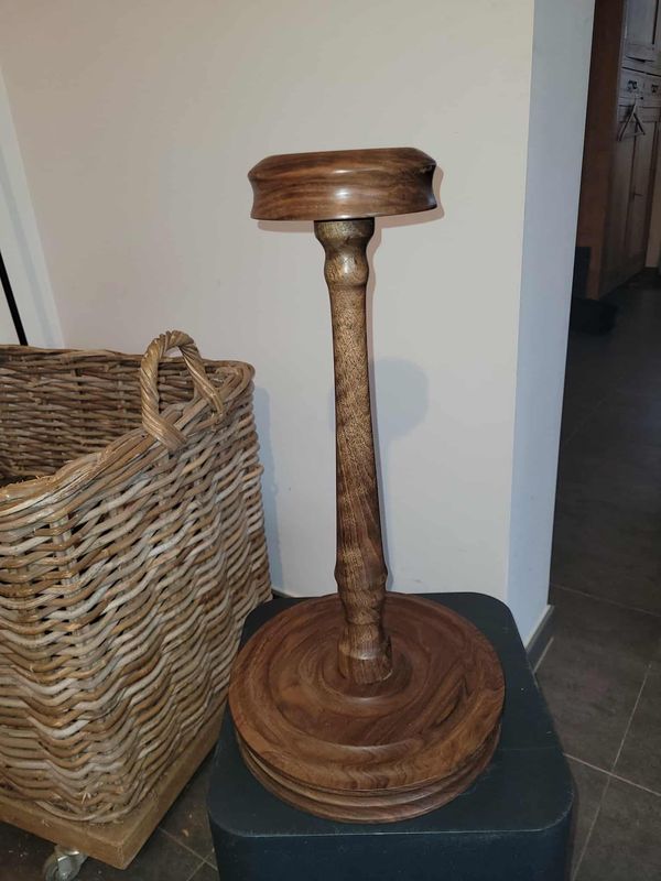 LARP, reënactment, middeleeuwen, standaard voor ridderhelm/kruisvaarder, ‘Notelaar’. handmade in België, ambachtelijk gedraaid op de houtdraaibank