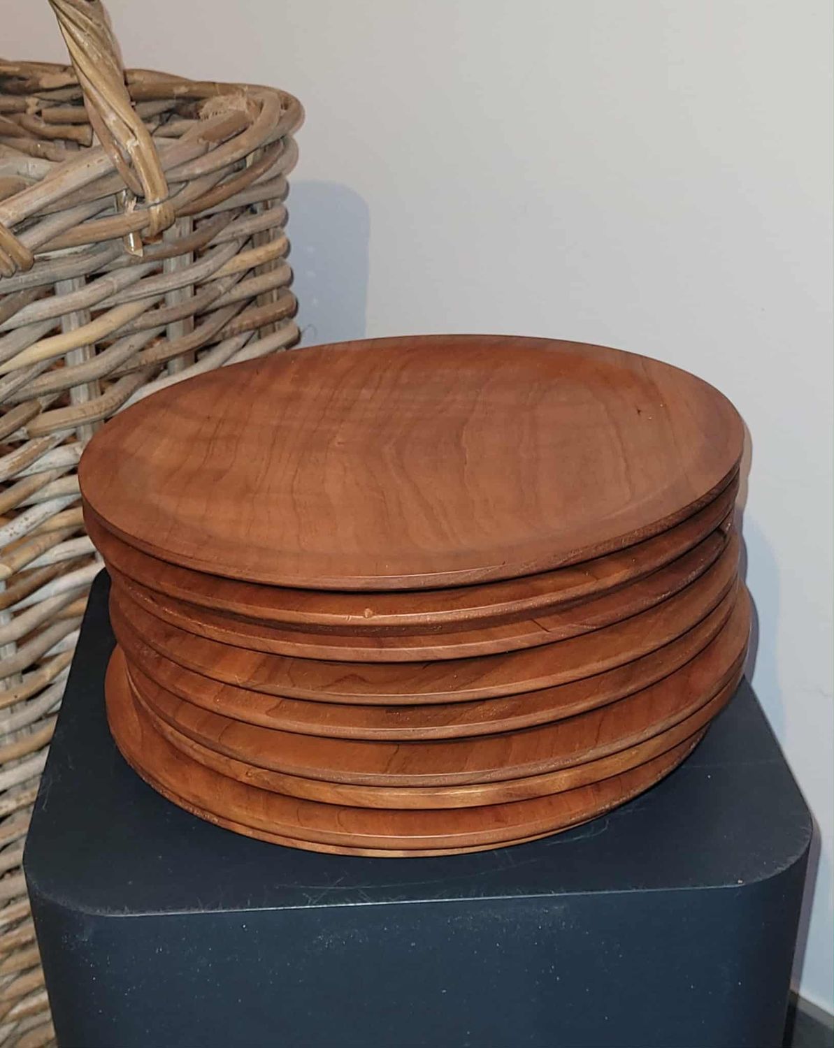 LARP, reënactment, middeleeuwen.  Plat bord uit ‘Kerselaar. handmade in België, ambachtelijk gedraaid op de houtdraaibank