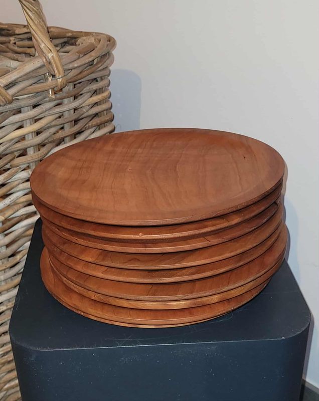 LARP, reënactment, middeleeuwen. Plat bord uit ‘Kerselaar. handmade in België, ambachtelijk gedraaid op de houtdraaibank LARP, reënactment, middeleeuwen. Plat bord uit ‘Kerselaar. handmade in België, ambachtelijk gedraaid op de houtdraaibank