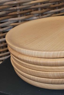 LARP, reënactment, middeleeuwen.  Plat bord uit ‘Esdoorn.. handmade in België, ambachtelijk gedraaid op de houtdraaibank