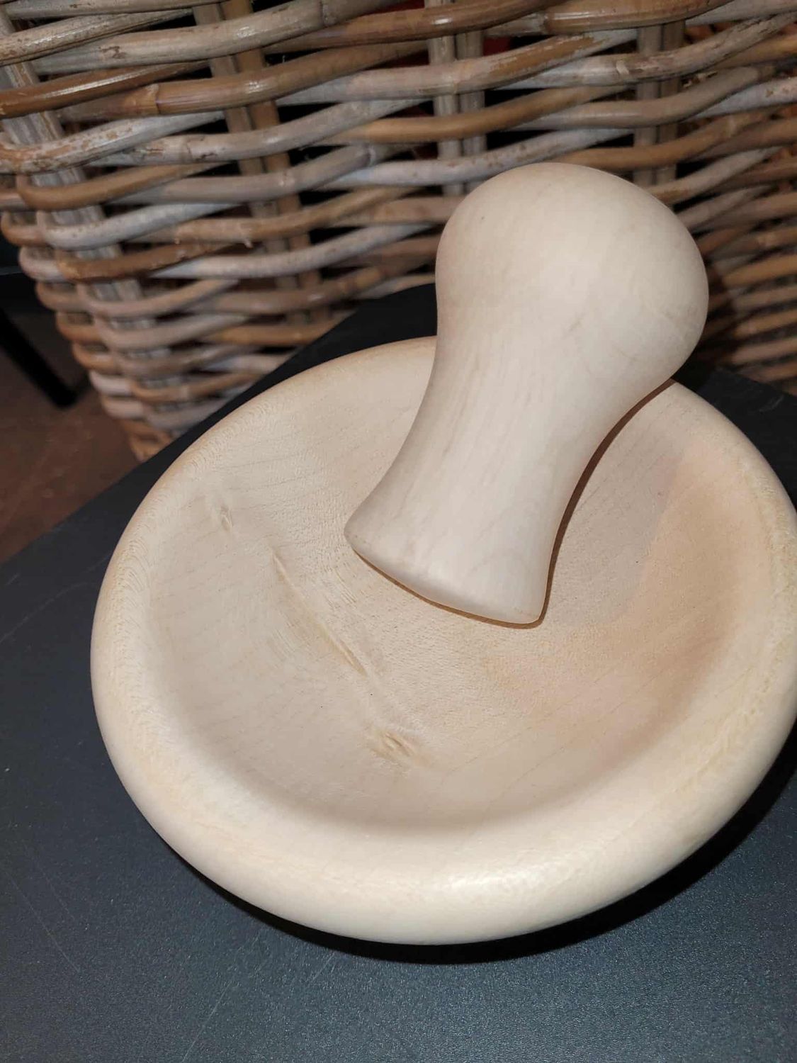 LARP, reënactment, middeleeuwen.  Onbehandelde vijzel uit Esdoorn en een ergonomische vijzel uit steenbeuk. handmade in België, ambachtelijk gedraaid op de houtdraaibank