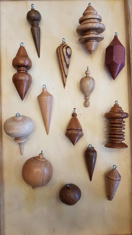 Decoratieve kerstornamenten handgemaakt, handmade in Belgium, handgemaakt in België, ambachtelijk, verschillende houtsoorten