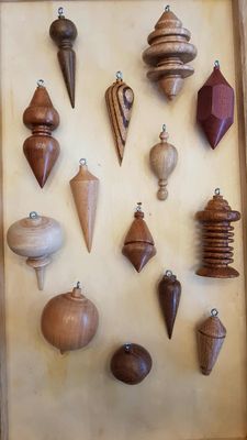 Decoratieve kerstornamenten handgemaakt, handmade in Belgium, handgemaakt in België, ambachtelijk, verschillende houtsoorten