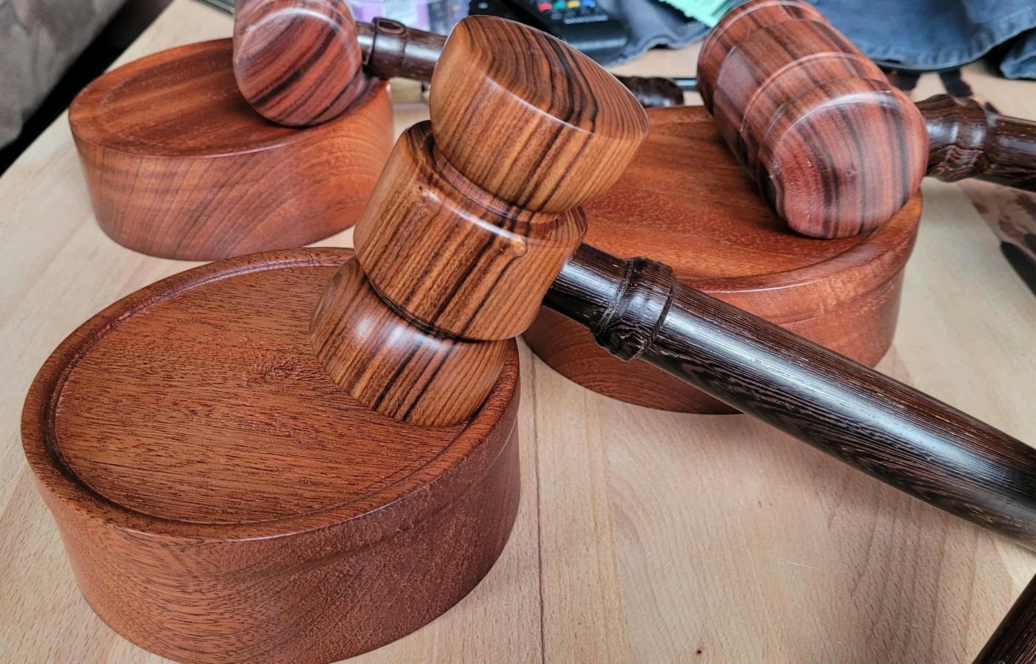 Voorzitters hamer, auction hammer, rechter hamer en klankblok. Handmade in Belgium, handgemaakt in België op de houtdraaibank. Houtsoorten: PangaPanga, Mexican Rosewood en Acajou. Voorzitters hamer, auction hammer, rechter hamer en klankblok. Handmade in Belgium, handgemaakt in België op de houtdraaibank. Houtsoorten: PangaPanga, Mexican Rosewood en Acajou.