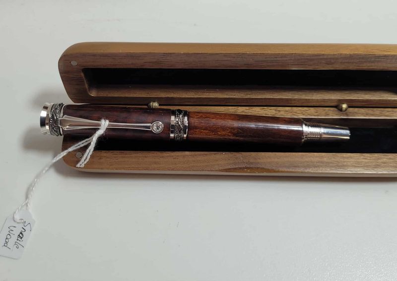 MAJESTIC JUNIOR rollerbalpen van PSI. Chroom penkit, afgewerkt met Snake Wood. handmade in Belgium, handgemaakt in België , handgedraaid op de houtdraaibank, hoogwaardige kwaliteit, incl SWAROVSKI MAJESTIC JUNIOR rollerbalpen van PSI. Chroom penkit, afgewerkt met Snake Wood. handmade in Belgium, handgemaakt in België , handgedraaid op de houtdraaibank, hoogwaardige kwaliteit, incl SWAROVSKI