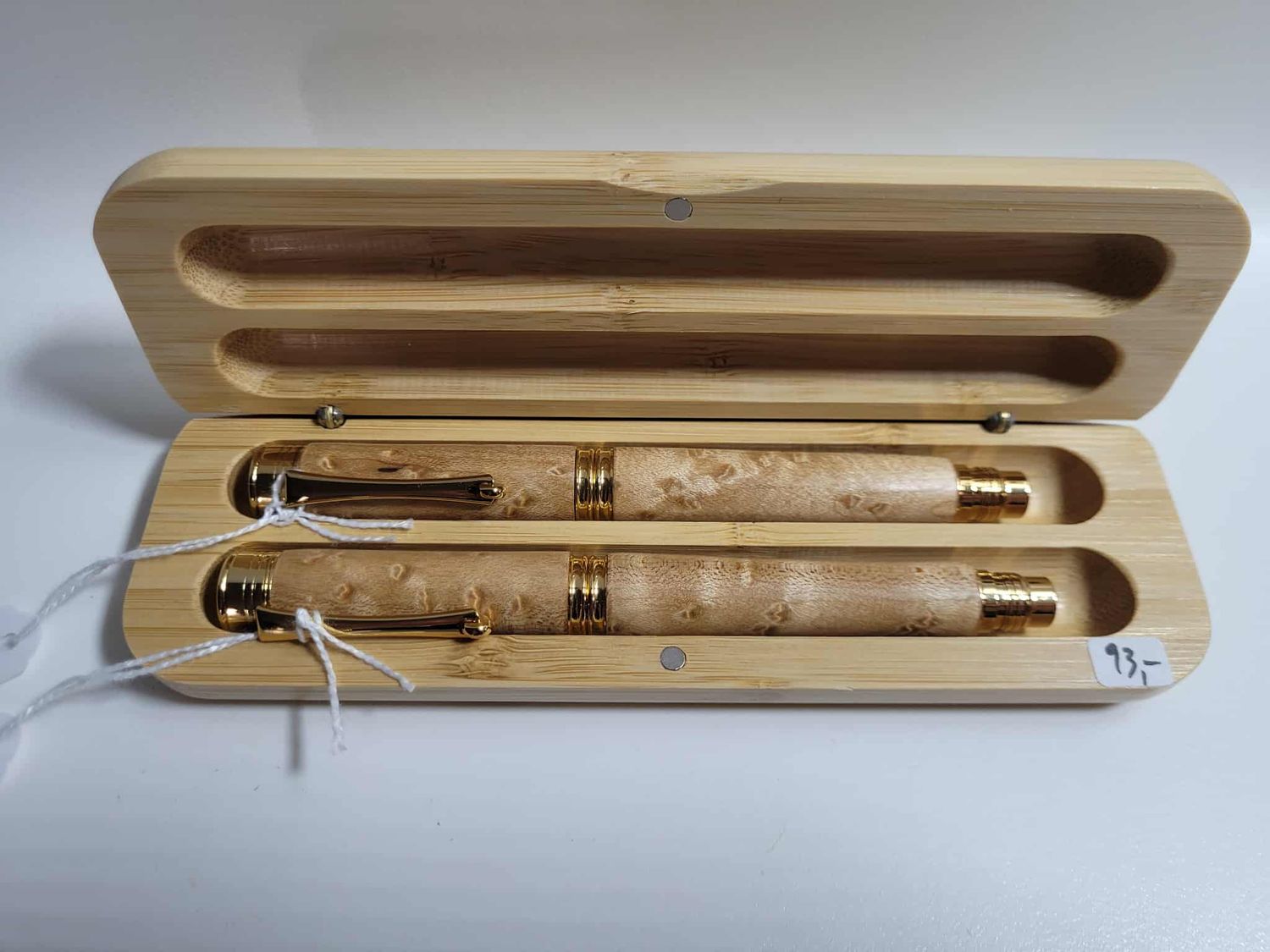 DUO BYRON rollerbalpen en vulpen. Goud penkit, afgewerkt met Birds Eye. handmade in Belgium, handgemaakt in België , handgedraaid op de houtdraaibank. DUO BYRON rollerbalpen en vulpen. Goud penkit, afgewerkt met Birds Eye. handmade in Belgium, handgemaakt in België , handgedraaid op de houtdraaibank.