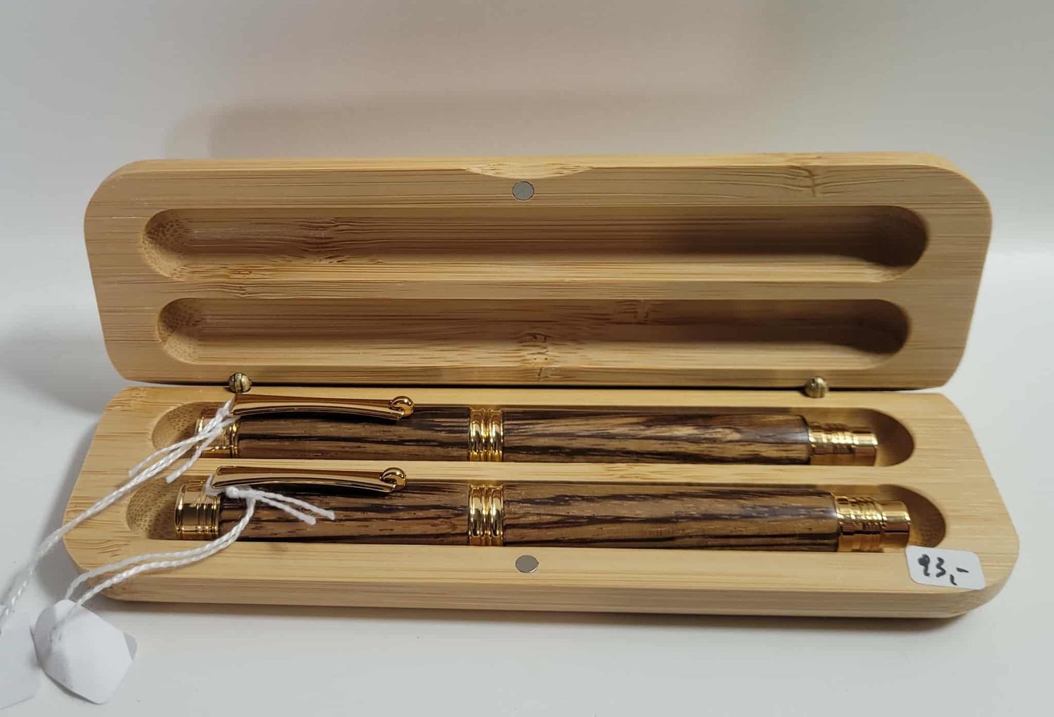 DUO BYRON rollerbalpen en vulpen. Goud penkit, afgewerkt met Zebrano. handmade in Belgium, handgemaakt in België , handgedraaid op de houtdraaibank. DUO BYRON rollerbalpen en vulpen. Goud penkit, afgewerkt met Zebrano. handmade in Belgium, handgemaakt in België , handgedraaid op de houtdraaibank.