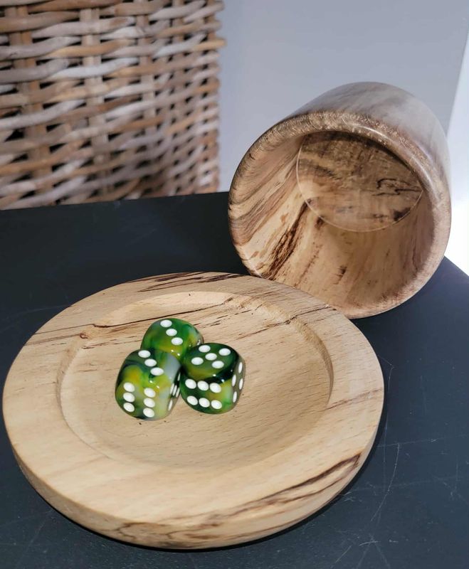 Dice shaker, dobbelsteen schudder/shaker. handmade in Belgium , handgemaakt in België op de houtdraaibank, houtsoort 'Vervuurde Beuk'. Dice shaker, dobbelsteen schudder/shaker. handmade in Belgium , handgemaakt in België op de houtdraaibank, houtsoort 'Vervuurde Beuk'.