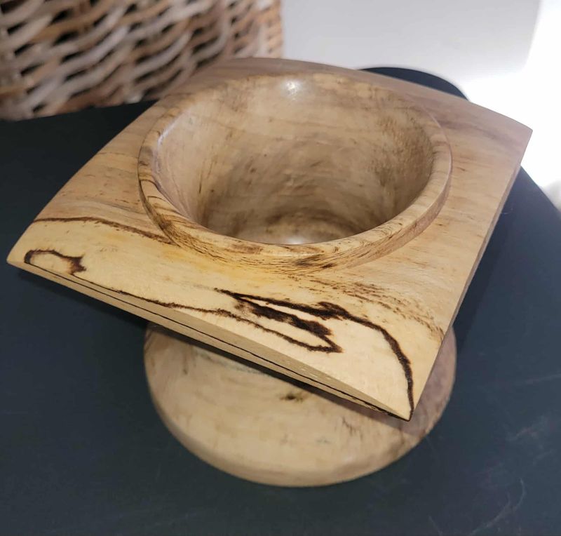 Decoratief vaasje/potje, handmade in Belgium , handgemaakt in België op de houtdraaibank, houtsoort 'Vervuurde Beuk'. Decoratief vaasje/potje, handmade in Belgium , handgemaakt in België op de houtdraaibank, houtsoort 'Vervuurde Beuk'.