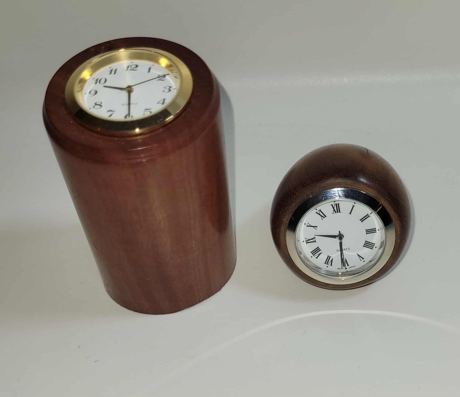 Houten bruoklokje met analoge wijzerplaat en batterijtje, quartz horloge, handmade in Belgium , handgemaakt in België op de houtdraaibank, houtsoort ‘birds eye sapelli’ en ‘Afromosia’&#39;