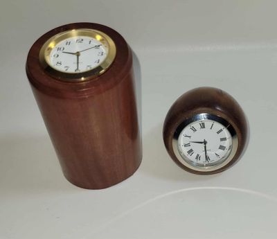 Houten bruoklokje met analoge wijzerplaat en batterijtje, quartz horloge, handmade in Belgium , handgemaakt in België op de houtdraaibank, houtsoort ‘birds eye sapelli’ en ‘Afromosia’&#39;