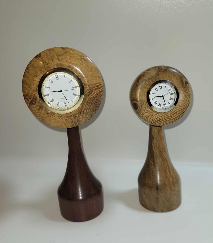 Houten bruoklokje met analoge wijzerplaat en batterijtje, quartz horloge, handmade in Belgium , handgemaakt in België op de houtdraaibank, houtsoort ‘brul accacia + knob Thorn’ en ‘Aziatische amber’ Houten bruoklokje met analoge wijzerplaat en batterijtje, quartz horloge, handmade in Belgium , handgemaakt in België op de houtdraaibank, houtsoort ‘brul accacia + knob Thorn’ en ‘Aziatische amber’