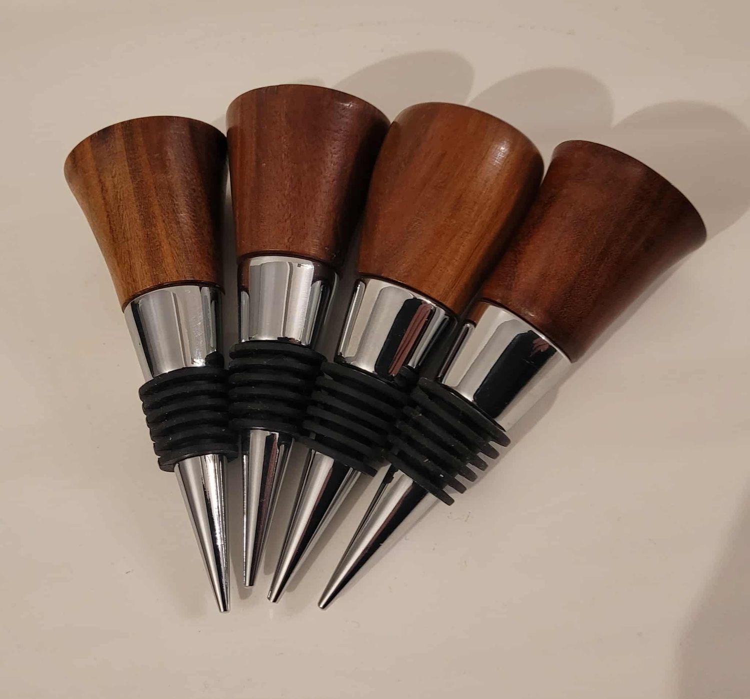 Flessenstop, wijnstop, handmade in Belgium, handgemaakt in België. Houtgedraaid op de houtdraaibank, houtsoort Xylia. Flessenstop, wijnstop, handmade in Belgium, handgemaakt in België. Houtgedraaid op de houtdraaibank, houtsoort Xylia.