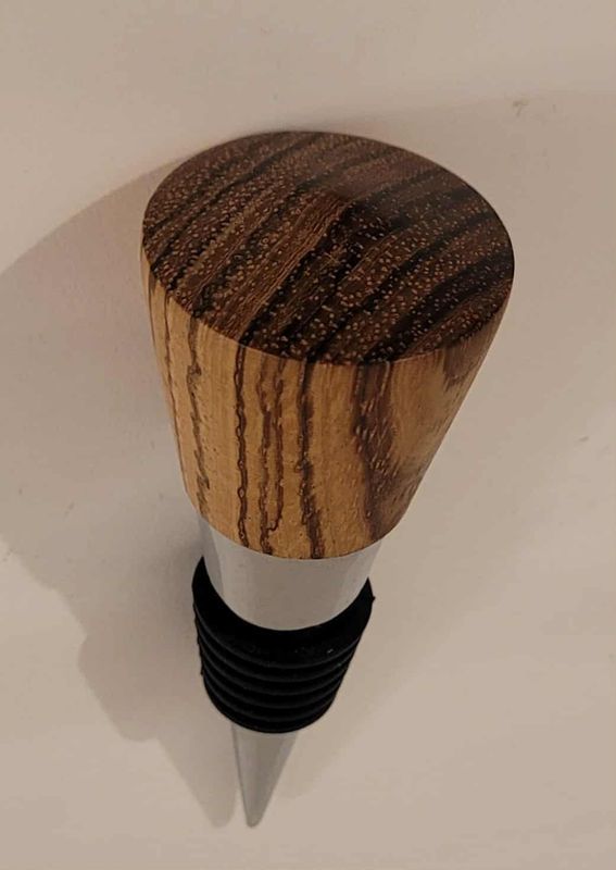 Flessenstop, wijnstop, handmade in Belgium, handgemaakt in België. Houtgedraaid op de houtdraaibank, houtsoort zebrano