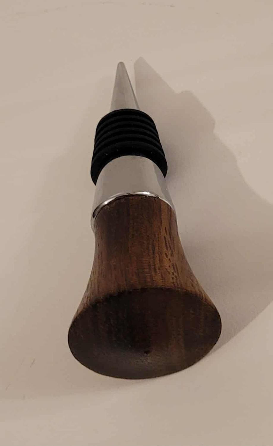 Flessenstop, wijnstop, handmade in Belgium, handgemaakt in België. Houtgedraaid op de houtdraaibank, houtsoort Notelaar. Flessenstop, wijnstop, handmade in Belgium, handgemaakt in België. Houtgedraaid op de houtdraaibank, houtsoort Notelaar.