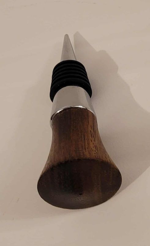 Flessenstop, wijnstop, handmade in Belgium, handgemaakt in België. Houtgedraaid op de houtdraaibank, houtsoort Notelaar.