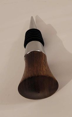 Flessenstop, wijnstop, handmade in Belgium, handgemaakt in België. Houtgedraaid op de houtdraaibank, houtsoort Notelaar.